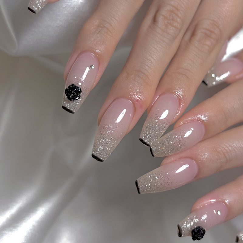 グリッターフレンチ×黒バラの大人ネイル